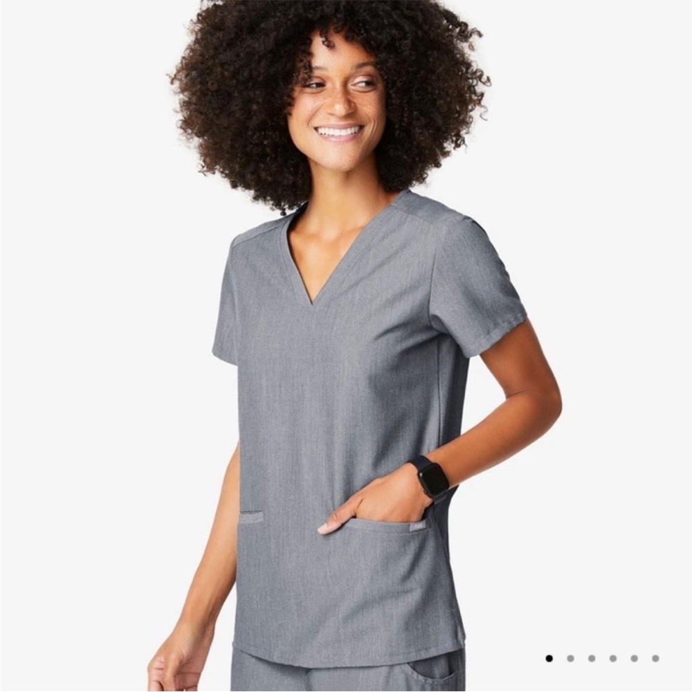 Figs Casma™‎ Three-Pocket Scrub Top Granite Grey